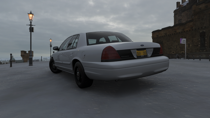 White Ford Crown Victoria from Forza Horizon 4