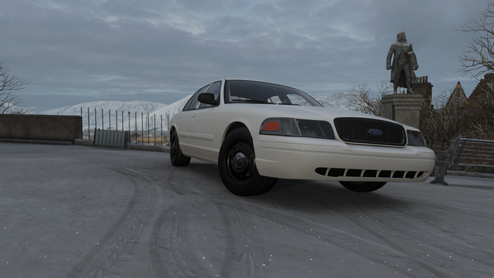 White Ford Crown Victoria from Forza Horizon 4