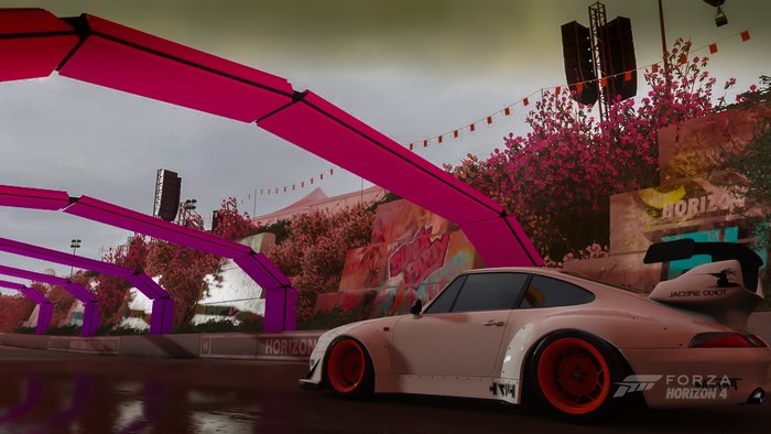 White Porsche 911 with orange wheels in Forza Horizon 4