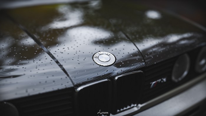 BMW M3 E30 hood with water droplets