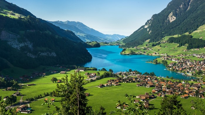 Village on a turquoise lake in the Swiss Alps