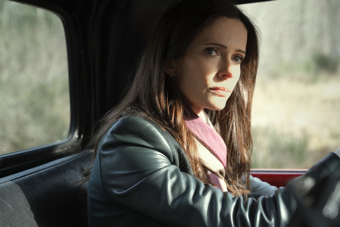 Elizabeth Tulloch as Lois Lane in a car
