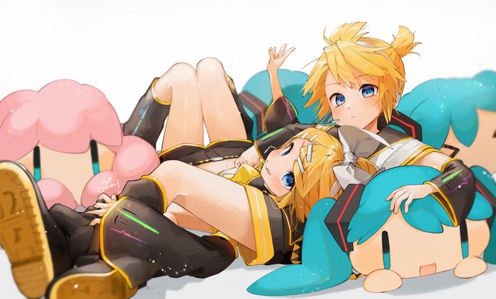 Kagamine Rin and Kagamine Len with plush toys