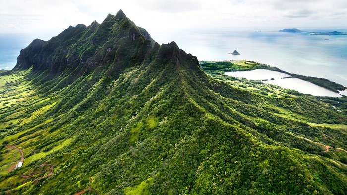 Aerial view of the Koolau Mountains on Oahu, Hawaii