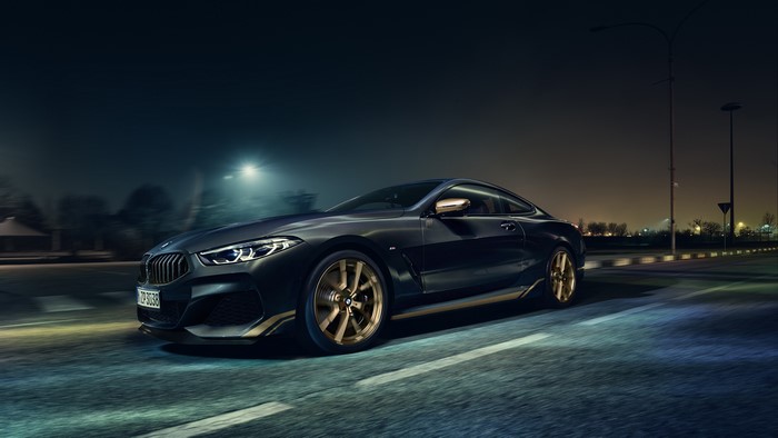 4K BMW M850i driving on a street at night