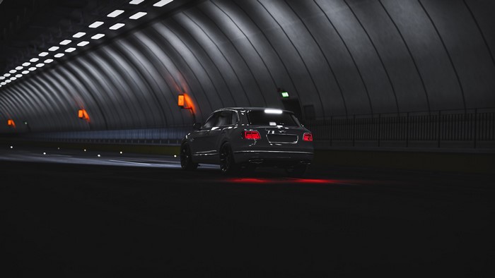 Bentley Bentayga driving in a tunnel in Forza Horizon 4