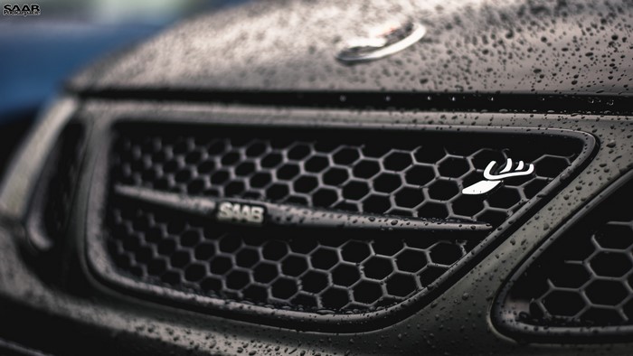 Saab 9-3 SS front grille with Hirsch Performance logo in the rain