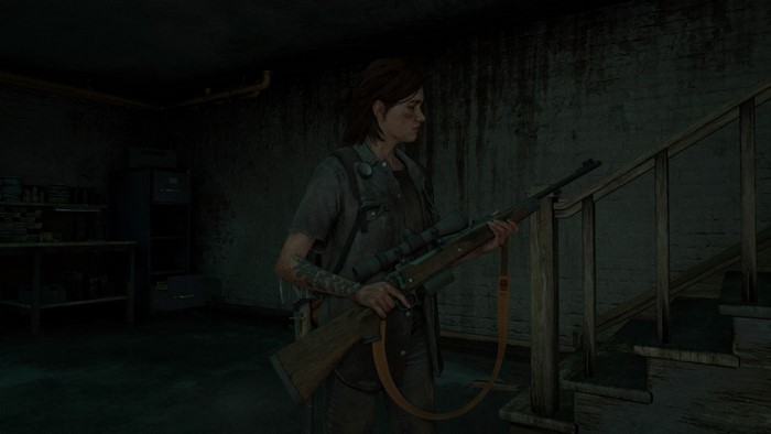 Ellie from The Last of Us holding a rifle