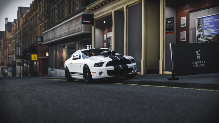 White Ford Shelby GT500 with racing stripes in Forza Horizon 4
