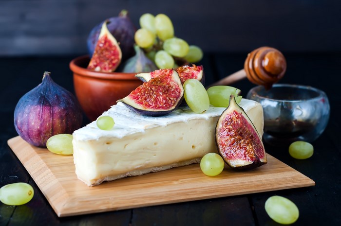 Cheese with figs, grapes, and honey