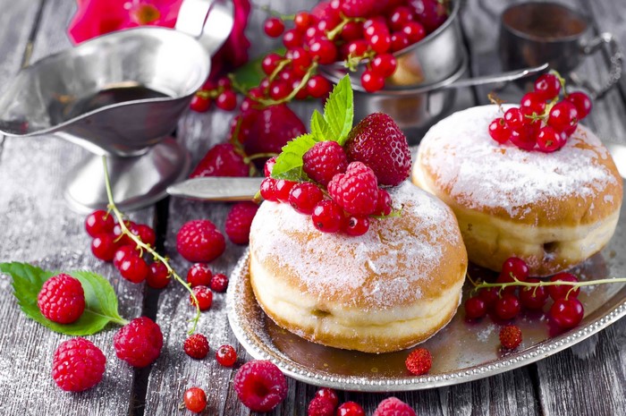 Donuts with fresh berries and powdered sugar