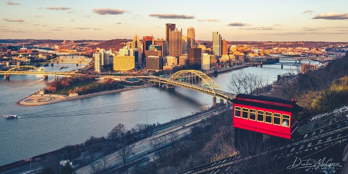 Pittsburgh, Pennsylvania cityscape with Duquesne Incline