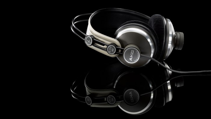 AKG K172 HD headphones with reflection