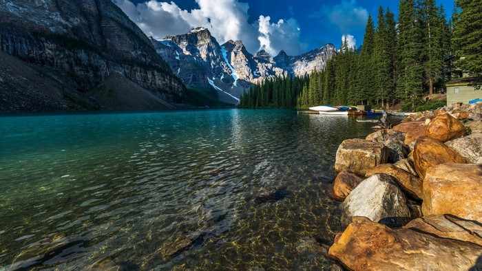 Turquoise lake with mountains and forest