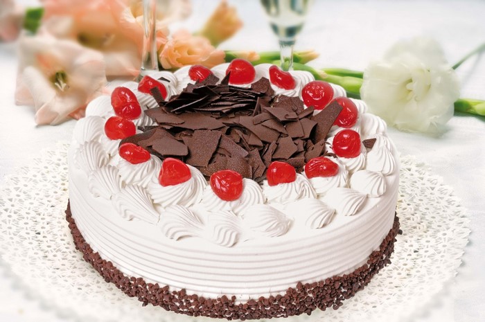 Black Forest cake with cherries and chocolate shavings