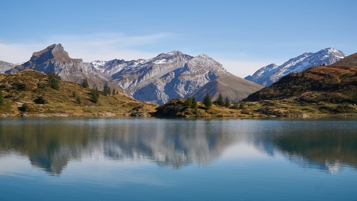 Lake and mountains in the Swiss Alps