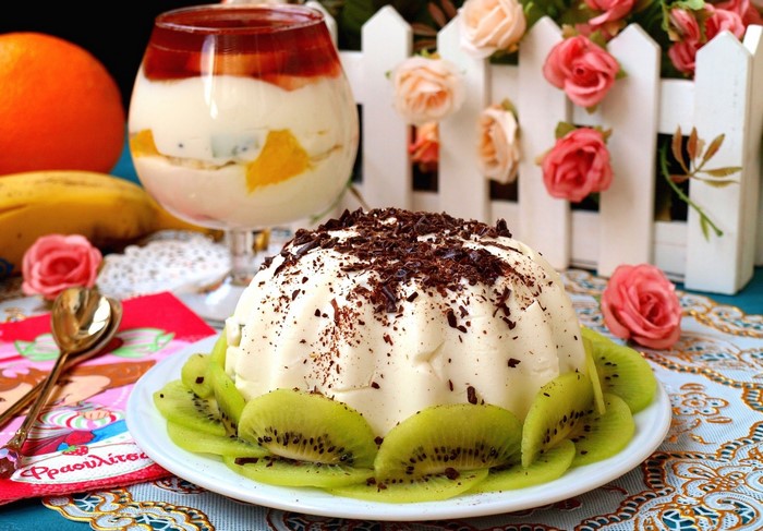 Dessert cake with kiwi and chocolate shavings