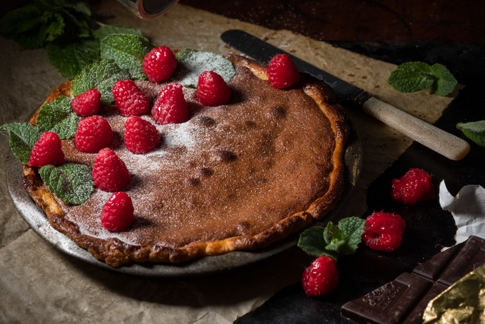 Raspberry cake with mint and chocolate