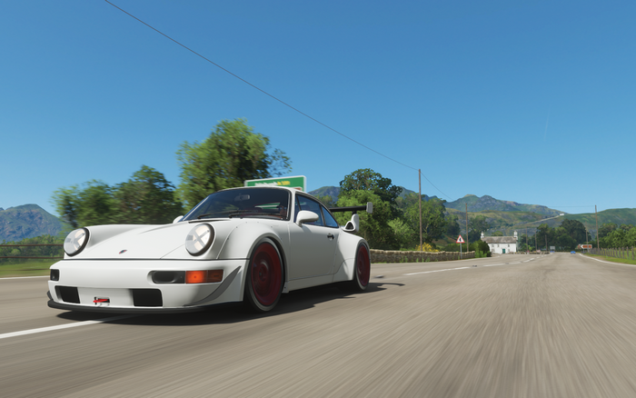 White Porsche 964 with red wheels in Forza Horizon 4