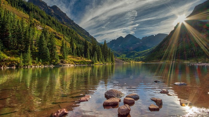 Maroon Bells lake with sun rays and mountains