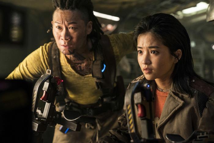 Kim Tae-ri and Jin Seon-kyu in Space Sweepers