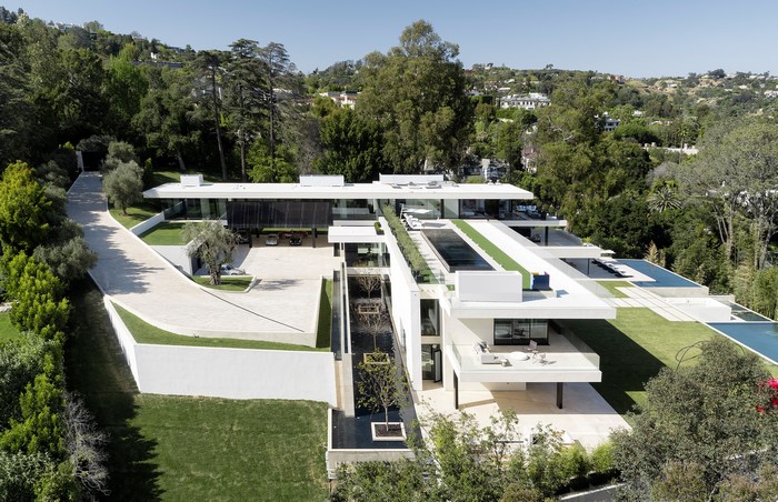 Modern mansion in Los Angeles with swimming pools and gardens