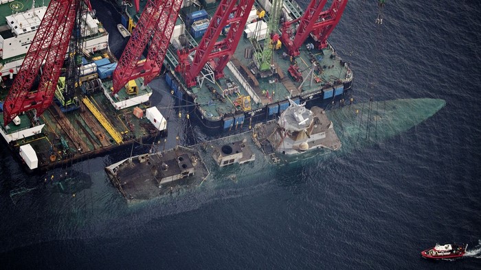HNoMS Helge Ingstad salvage operation with cranes