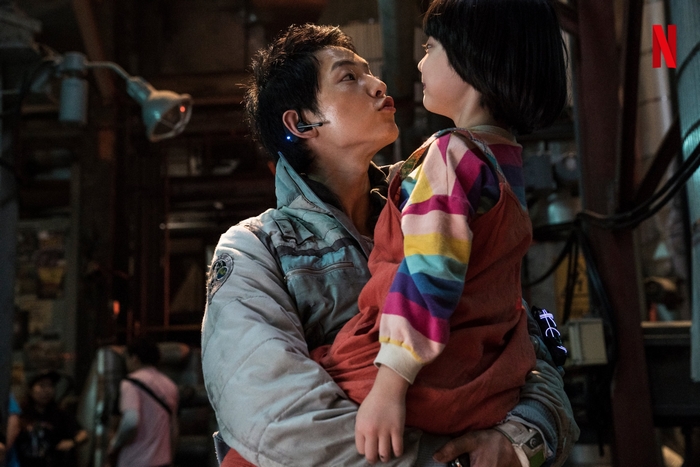 Song Joong-ki and Ye-Rin Park in Space Sweepers