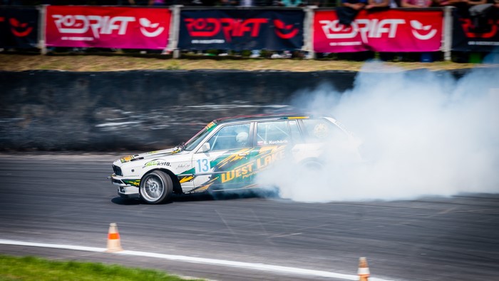 Drifting BMW E30 Wagon with Smoke