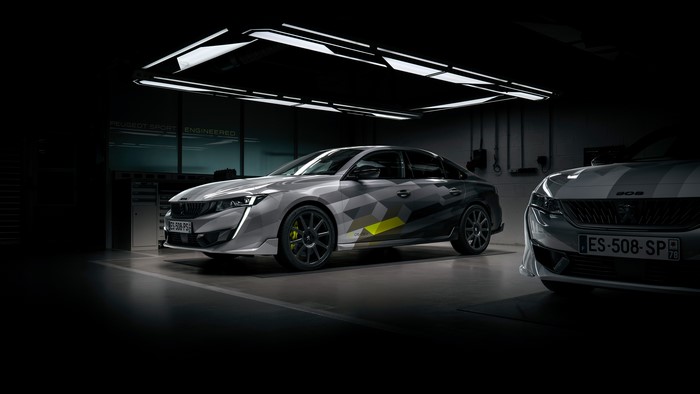 Peugeot 508 Hybrid cars in a garage