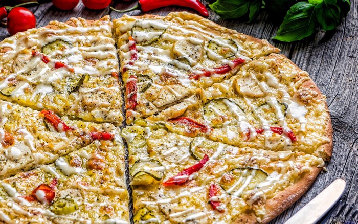 Pizza with zucchini, peppers, and cheese