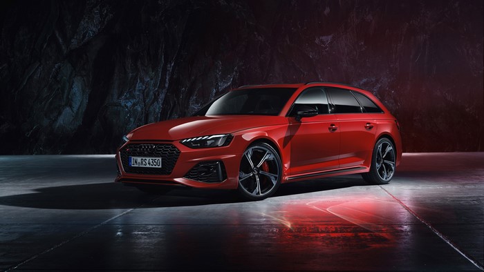 Audi RS4 Avant in red with license plate IN RS 4350