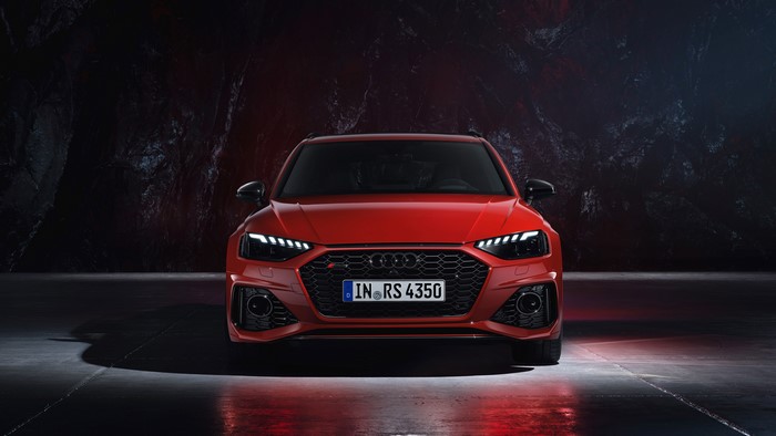 4K Audi RS4 Avant frontal view