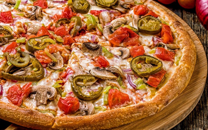 Spicy vegetarian pizza with mushrooms and tomatoes