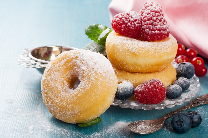 Powdered donuts with fresh berries and mint