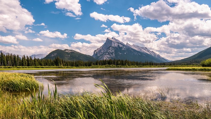 4K landscape of mountains and a lake
