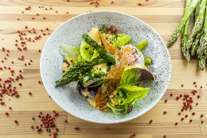 Asparagus salad with poached egg and prosciutto