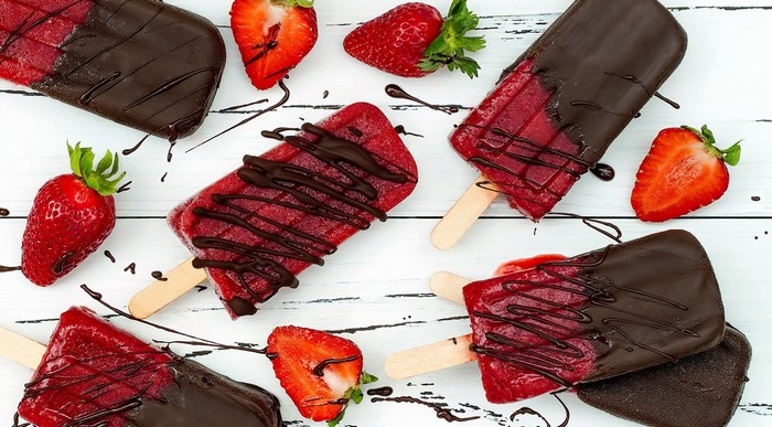 Chocolate-dipped strawberry popsicles with fresh strawberries