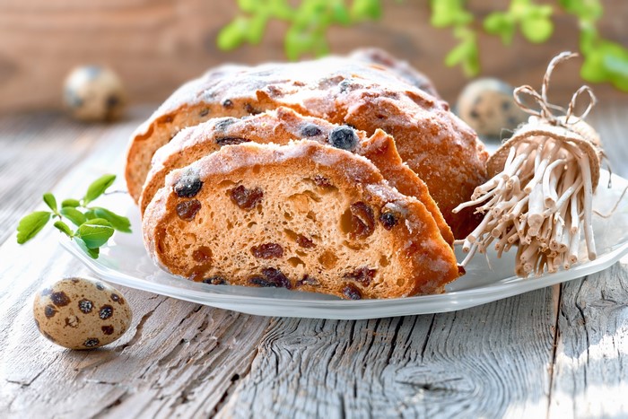 Sliced fruitcake with raisins and powdered sugar