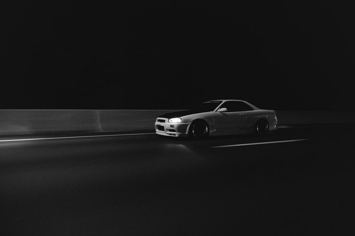 Nissan Skyline GT-R R34 driving at night