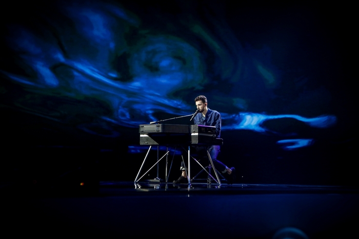 Duncan Laurence plays piano on stage