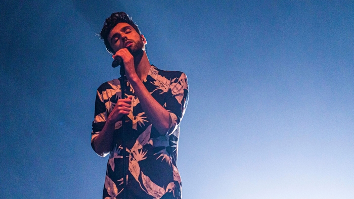 Duncan Laurence singing on stage