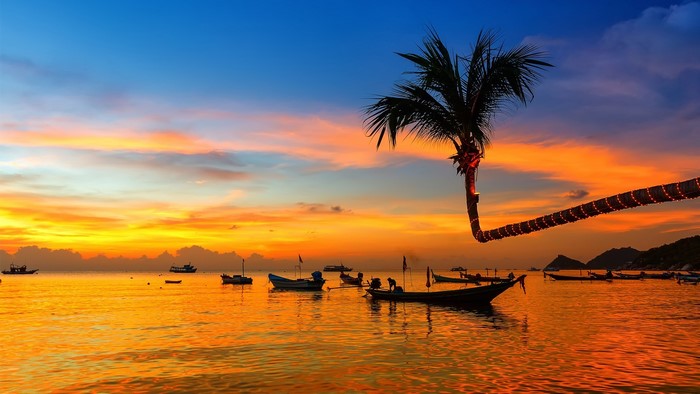 Sunset over Sairee Beach, Koh Tao, Thailand with boats
