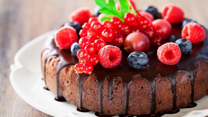 Chocolate cake with fresh berries and chocolate glaze