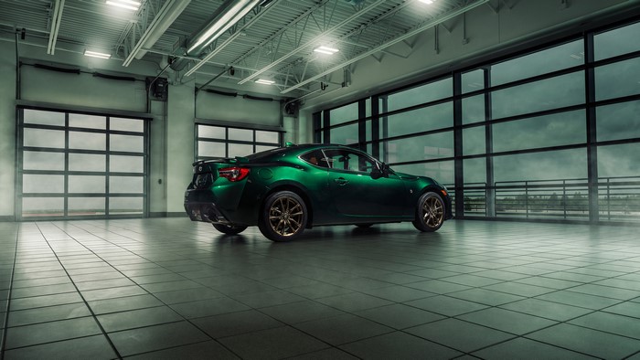 4K Toyota GT86 in a garage