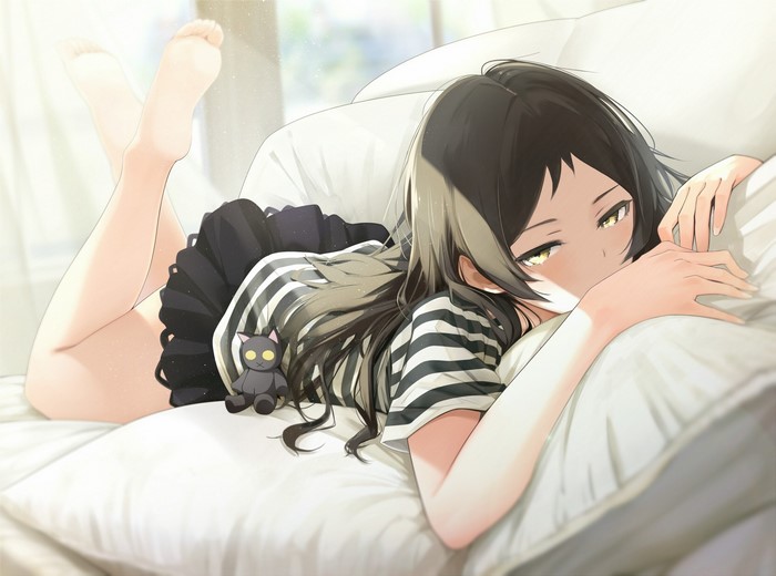 Kitazawa Shiho from THE IDOLM@STER CINDERELLA GIRLS lying on a bed