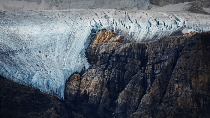 Athabasca Glacier cliff face with exposed rock