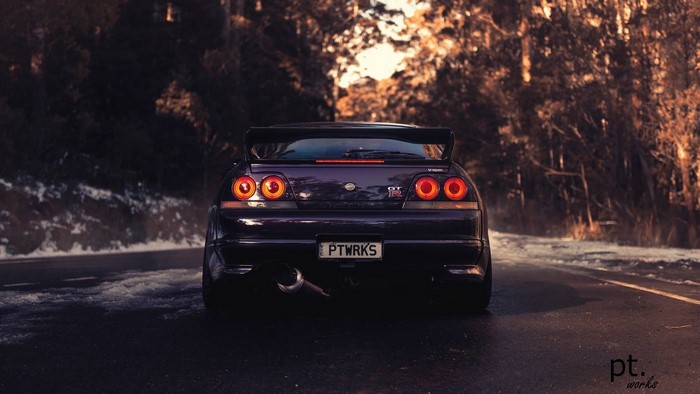 Nissan Skyline GT-R R33 on a snowy road