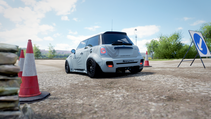 Mini Cooper with bolt-on fender flares in Forza Horizon 4