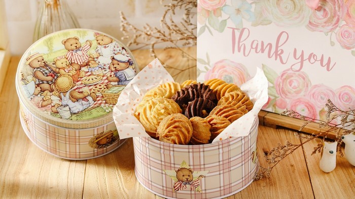 Teddy bear picnic tin and cookies